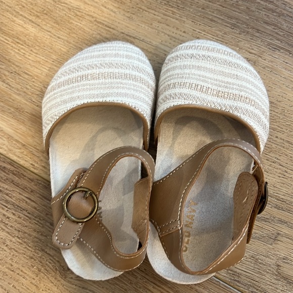 Old Navy Shoes- 3 pairs Toddler Girl size 7 - Picture 3 of 11